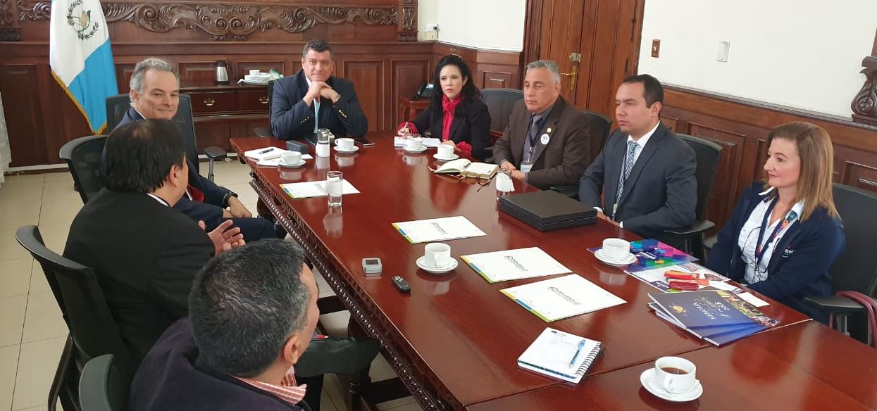 El vicepresidente Guillermo Castillo se reunió con la organización Desarrollo en Movimiento para coordinar acciones en contra de la desnutrición. (Foto Prensa Libre: Twitter)