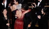 Hollywood (United States), 09/02/2020.- Bong Joon Ho (2R) embraces jane Fonda (3L) as he reacts with cast and crew after winning the Oscar for the Best Motion Picture of the Year for 'Parasite' during the 92nd annual Academy Awards ceremony at the Dolby Theatre in Hollywood, California, USA, 09 February 2020. The Oscars are presented for outstanding individual or collective efforts in filmmaking in 24 categories. (Estados Unidos) EFE/EPA/ETIENNE LAURENT