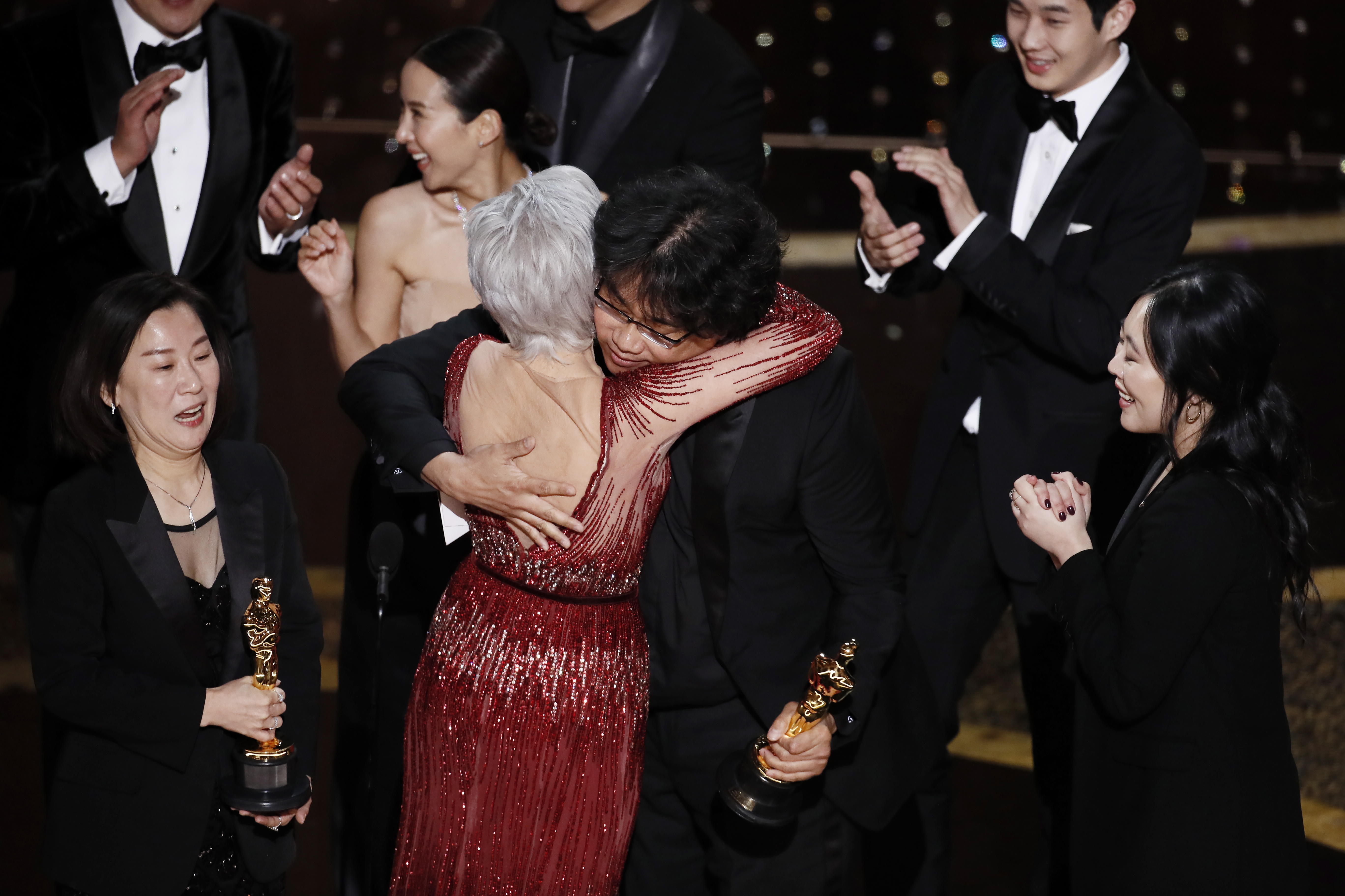 Director Bong Joon Ho y el equipo de producción de la cinta Parásitos celebran el triunfo en la categoría de mejor película. (Foto Prensa Libre: EFE)