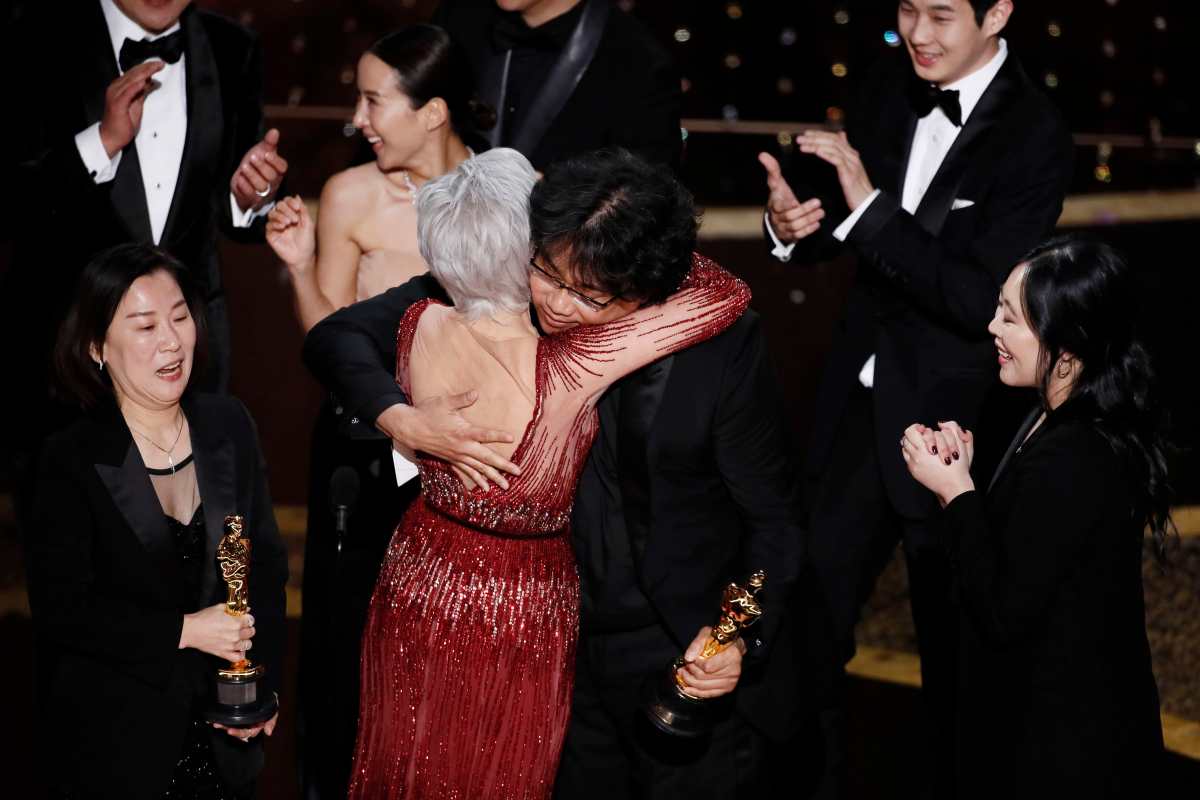 Director Bong Joon Ho y el equipo de producción de la cinta Parásitos celebran el triunfo en la categoría de mejor película. (Foto Prensa Libre: EFE)