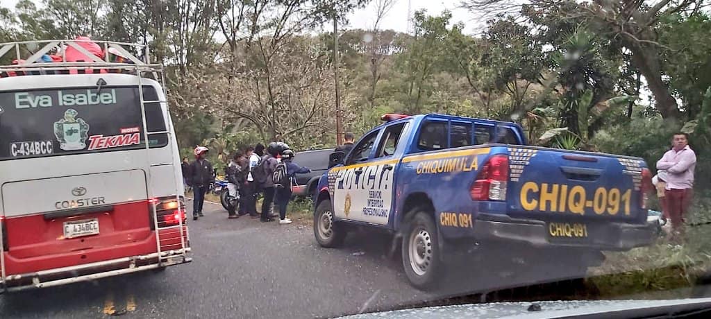 Socorristas trasladaron a un centro asistencial a cuatro motoristas arrollados en Esquipulas. (Foto Cortesía Roberto Aguja)