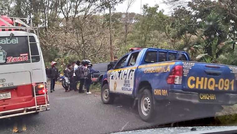 Socorristas trasladaron a un centro asistencial a cuatro motoristas arrollados en Esquipulas. (Foto Cortesía Roberto Aguja)