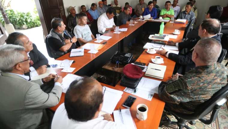 La Comisión Presidencial de Diálogo en reunión con militares que exigían compensación por sus servicios. (Foto Prensa Libre: Hemeroteca PL)