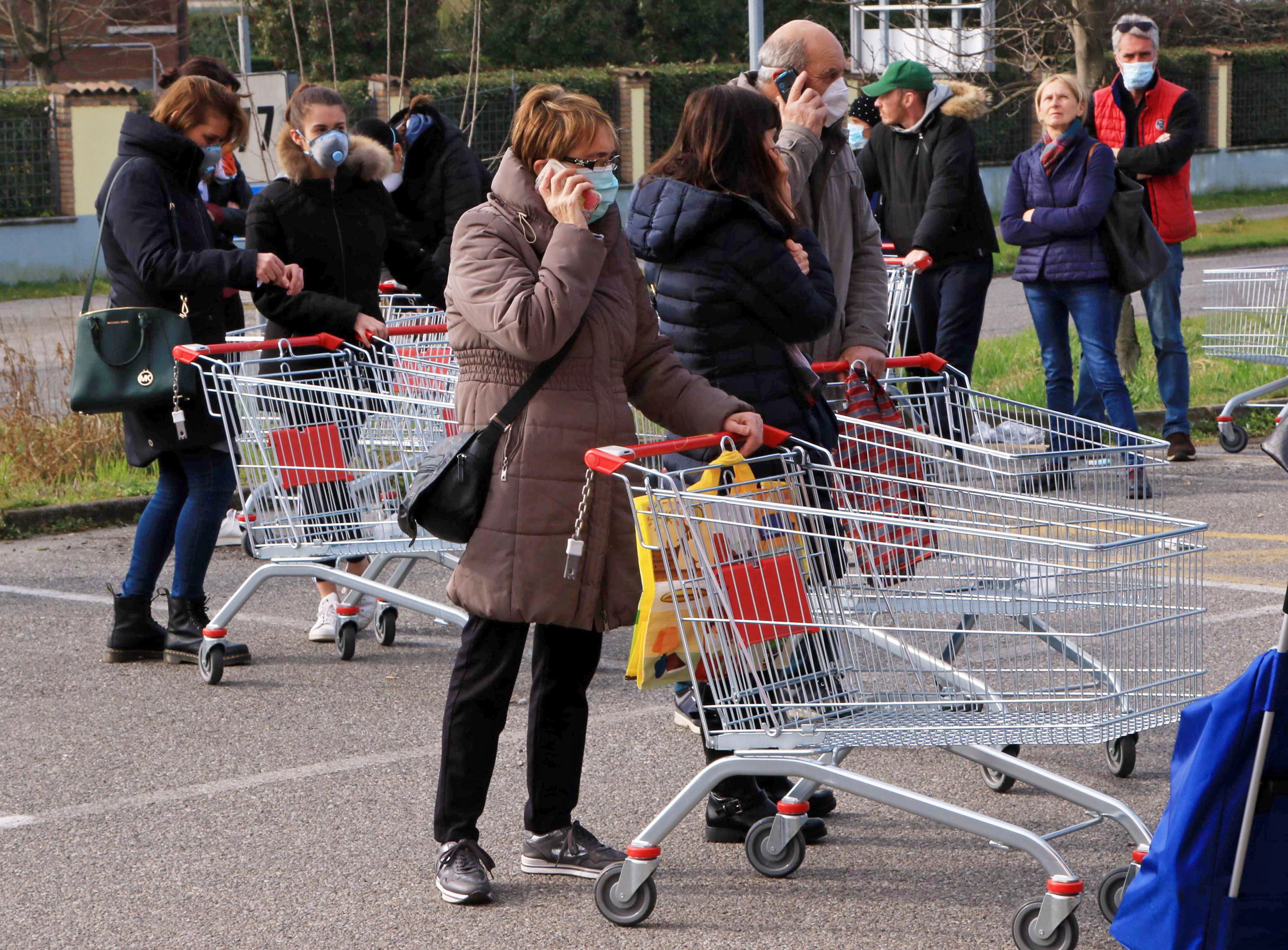 Residentes en la fila frente al supermercado Penny de Casalpusterlengo, una de las ciudades del norte de Italia que fueron bloqueadas debido al nuevo brote de coronavirus. (Foto Prensa Libre: AFP)
