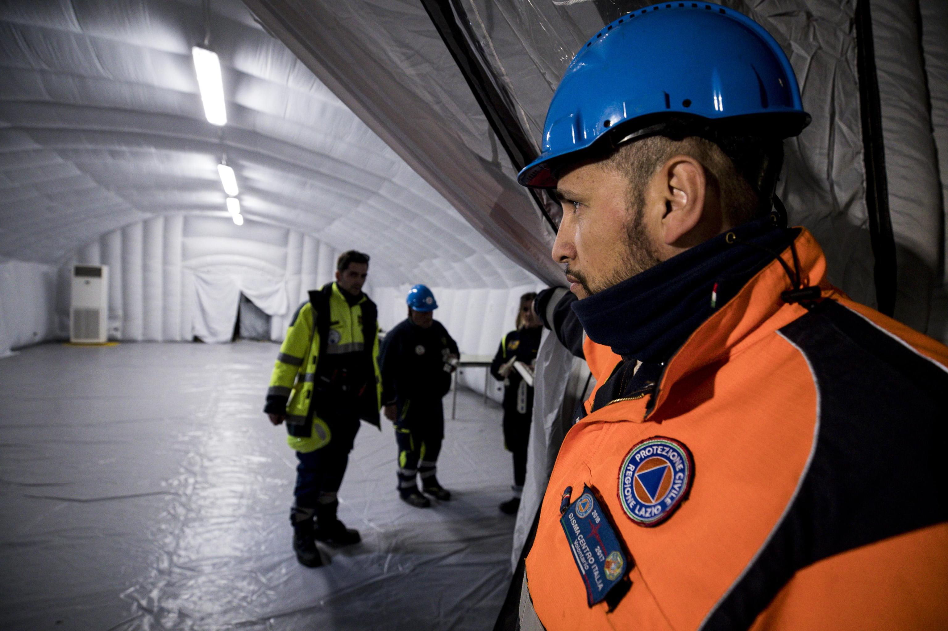 Autoridades instalaron un domo en el hospital Spallanzani en Roma. (Foto Prensa Libre: EFE)