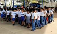 Cien niños de la Escuela Oficial Rural Mixta de la aldea Caballo Blanco, Retalhuleu, fueron beneficiados con una donación de útiles escolares. (Foto Prensa Libre: Cortesía)
