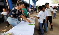 Estudiantes de la Escuela Oficial Rural Mixta de la aldea Caballo Blanco, Retalhuleu, reciben útiles escolares. (Foto Prensa Libre: Cortesía)