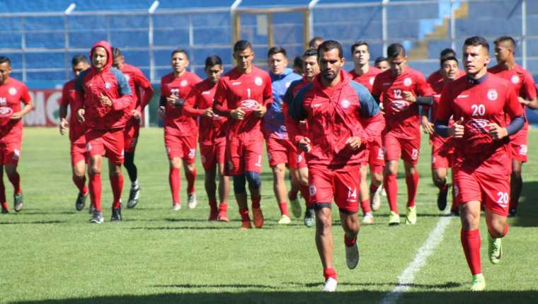 El técnico guatemalteco Walter Claverí quiere ser campeón y ha llevado varios jugadores para reforzar al plantel  (Foto Prensa Libre: Raúl Juárez)