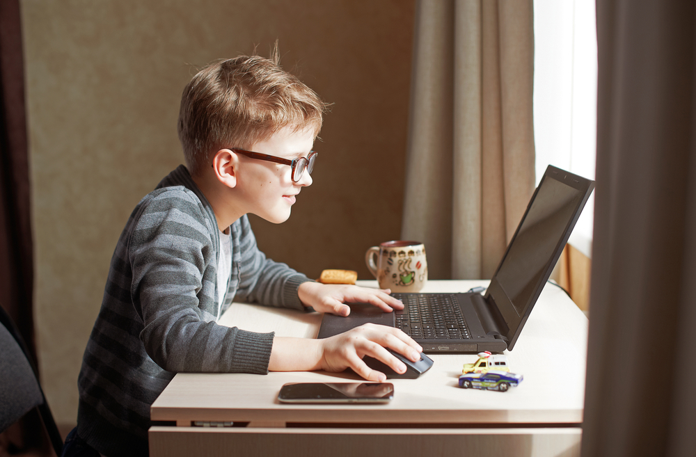 El Internet es una herramienta útil para la educación de los niños, pero debe ser utilizada de forma positiva para evitar riesgos. (Foto Prensa Libre: Servicios).