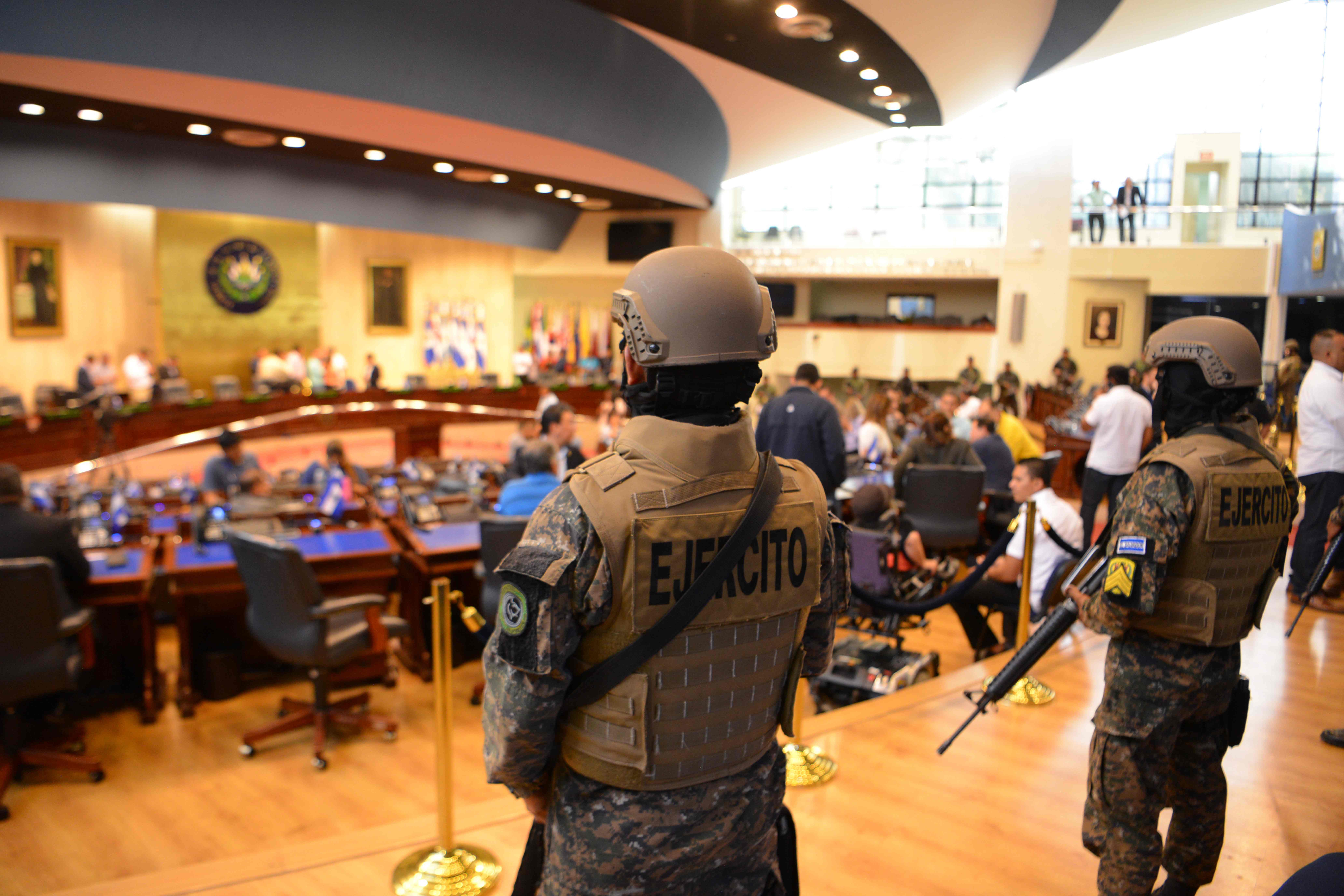 Los miembros de las Fuerzas Armadas salvadoreñas son vistos dentro de la Asamblea Legislativa durante una protesta fuera de la Asamblea Legislativa para presionar a los diputados para que aprueben un préstamo para invertir en seguridad. (Foto Prensa Libre: AFP)