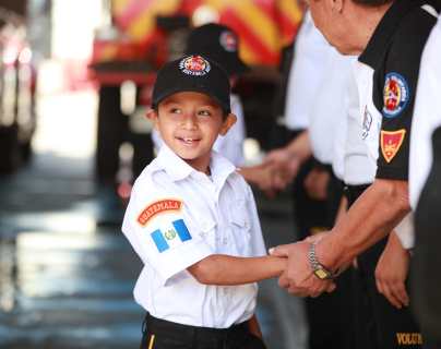 Fotogalería: Los hermanos Janel cumplen el sueño de ser grandes bomberos