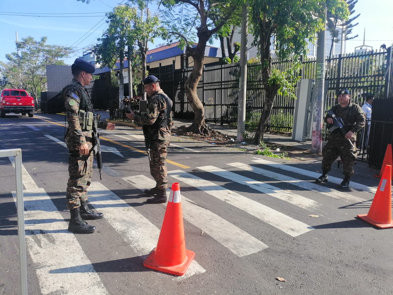 Militares custodian la Asamblea Legislativa. (Foto Prensa Libre: cortesía de La Prensa Gráfica)