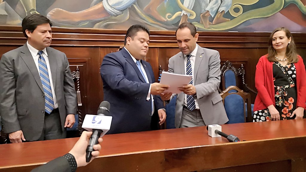 Murphy Paiz, presidente de la postuladora, entrega el listado a Allan Rodríguez, presidente del Congreso. (Foto Prensa Libre: Guatemala Visible)