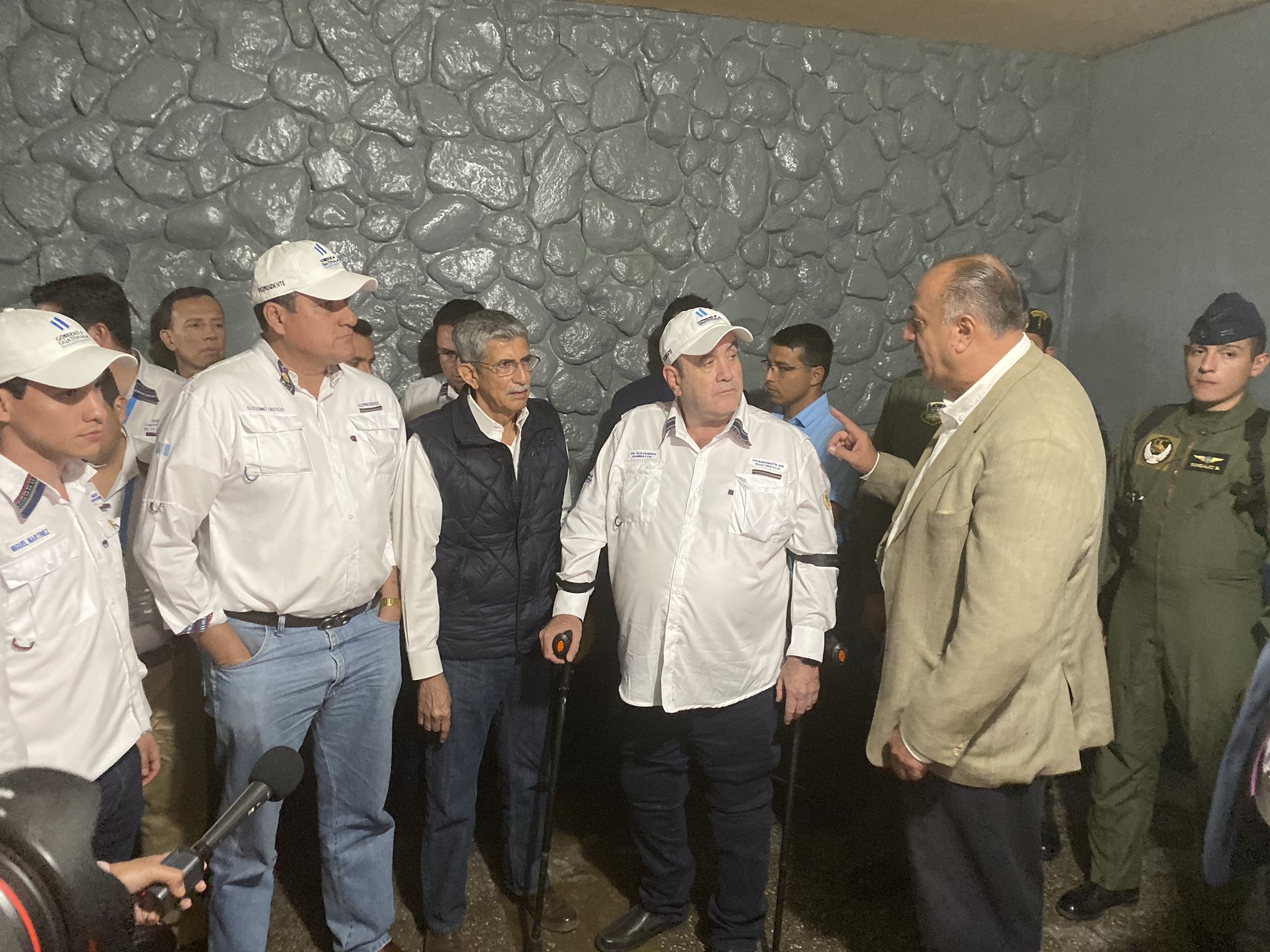 El presidente Alejandro Giammattei, el vicepresidente Guillermo Castillo y funcionarios ingresaron a la cárcel de Cantel. (Foto Prensa Libre: Presidencia)