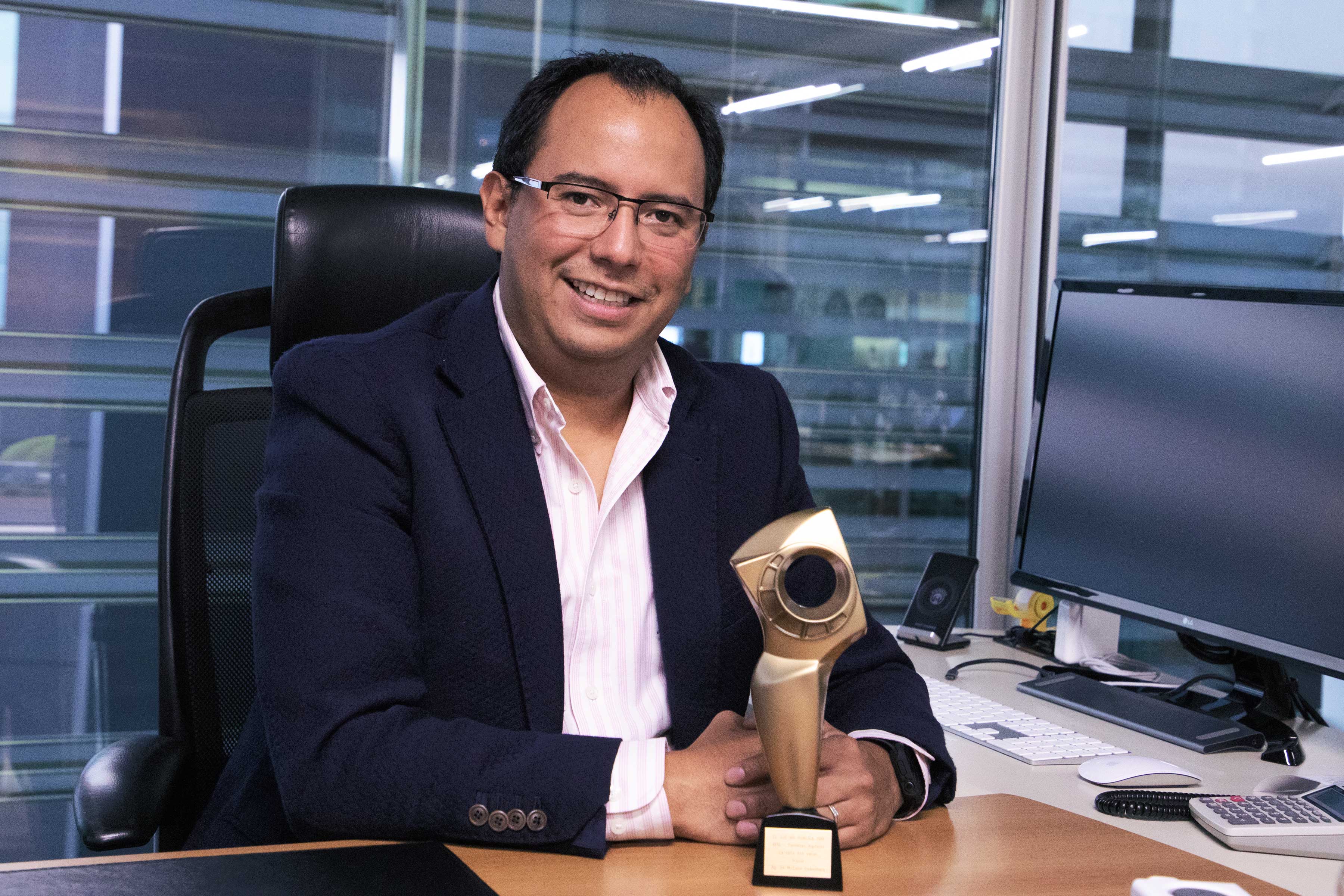 Gabriel Castillo, director ejecutivo de d4McCANN Guatemala, luce   el trofeo obtenido en el Festival del Ojo de Iberoamérica que se desarrollo en  Argentina.Foto Prensa Libre: Cortesía