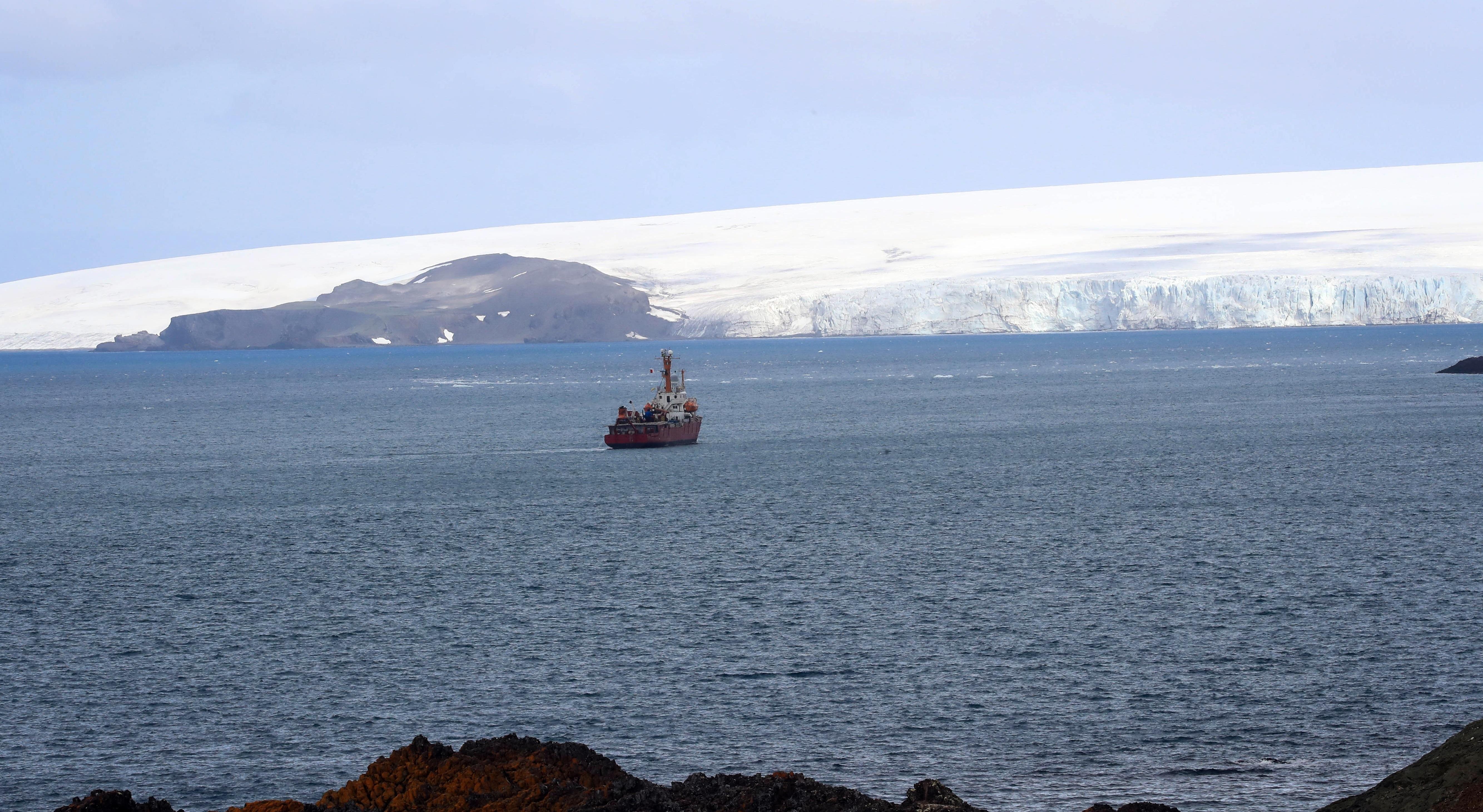 La pureza única del continente helado y las islas que rodean a la Antártida están en peligro. (Foto Prensa Libre: EFE)