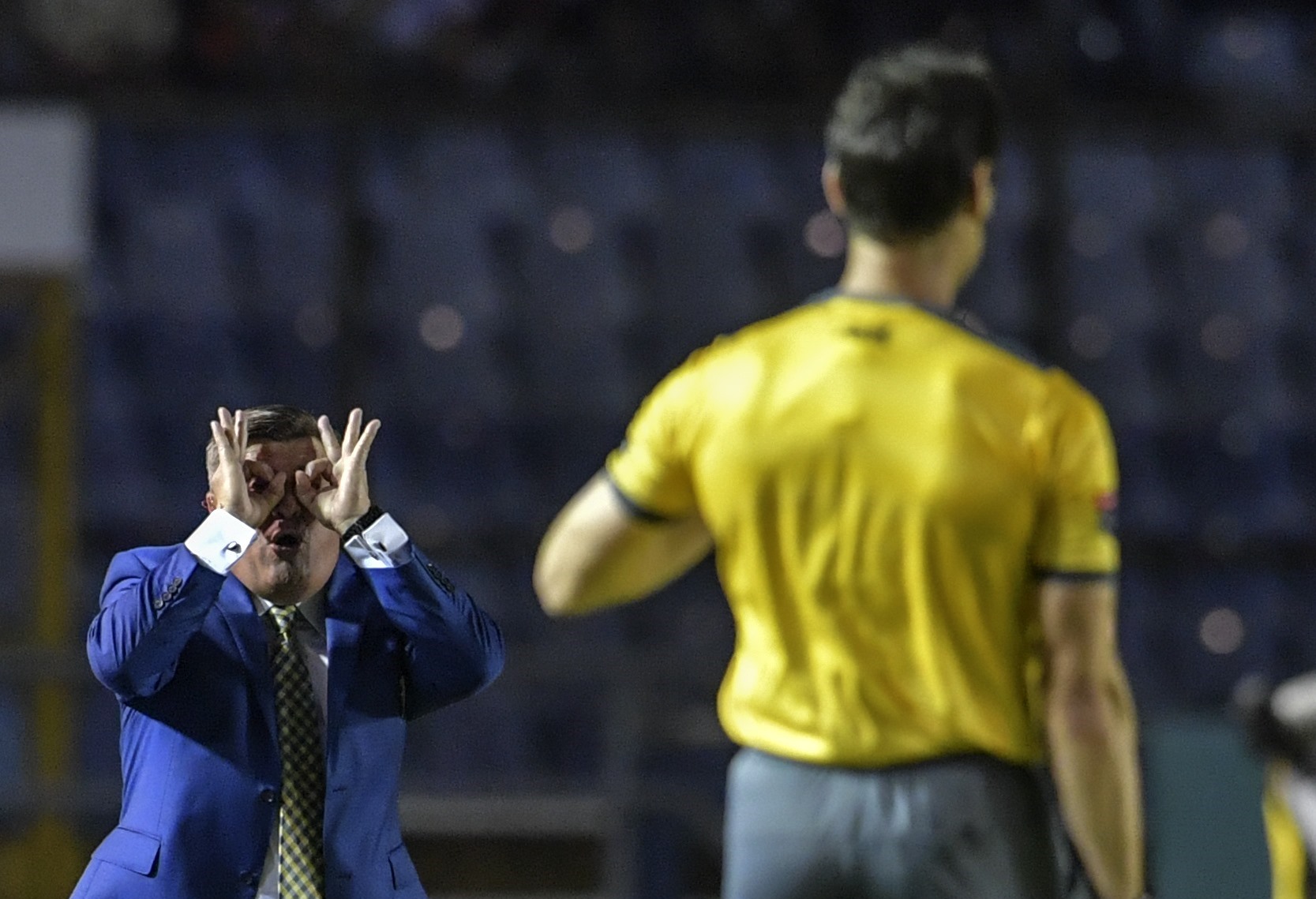 Miguel Herrera, director del América, critica al arbitraje durante el juego ante Comunicaciones. (Foto Prensa Libre: AFP)