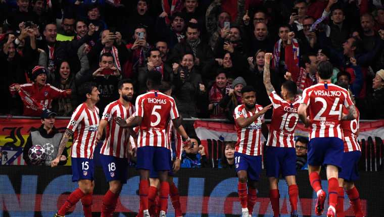 Los jugadores del Atlético de Madrid celebran el gol de Saúl Ñíguez. (Foto Prensa Libre: AFP)