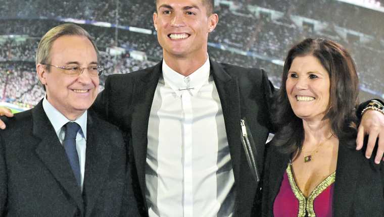Fotografía del día en que el Real Madrid presentó a Cristiano Ronaldo. (Foto Prensa Libre: Hemeroteca PL)