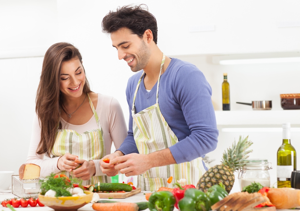 Cocinar en pareja puede ayudar a tener mejor comunicación y fortalecer la relación. (Foto Prensa Libre: Servicios). 