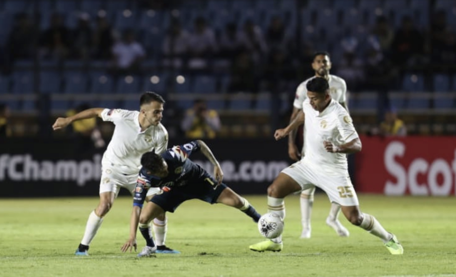 El América se quejó por el juego recio de Comunicaciones. (Foto Prensa Libre: Norvin Mendoza)