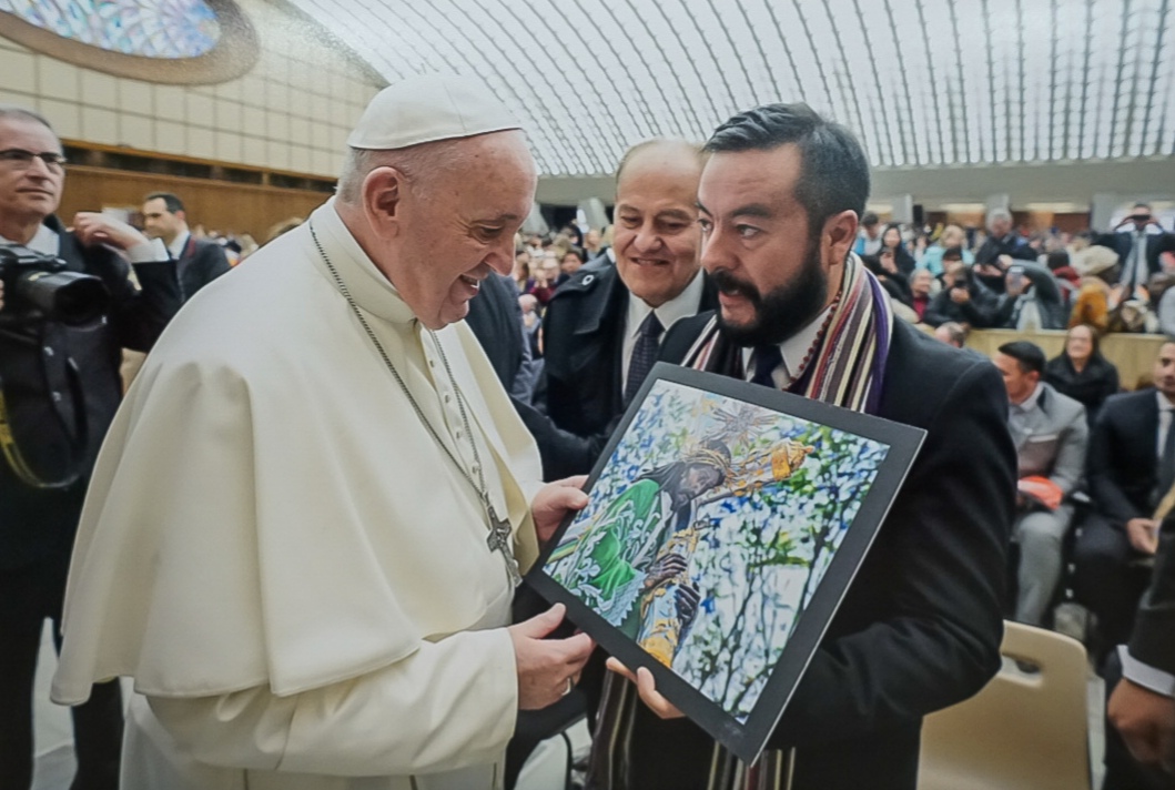 Wicho Berdúo entrega una fotografía al papa Francisco. (Foto Prensa Libre: Cortesía Wicho Berdúo).