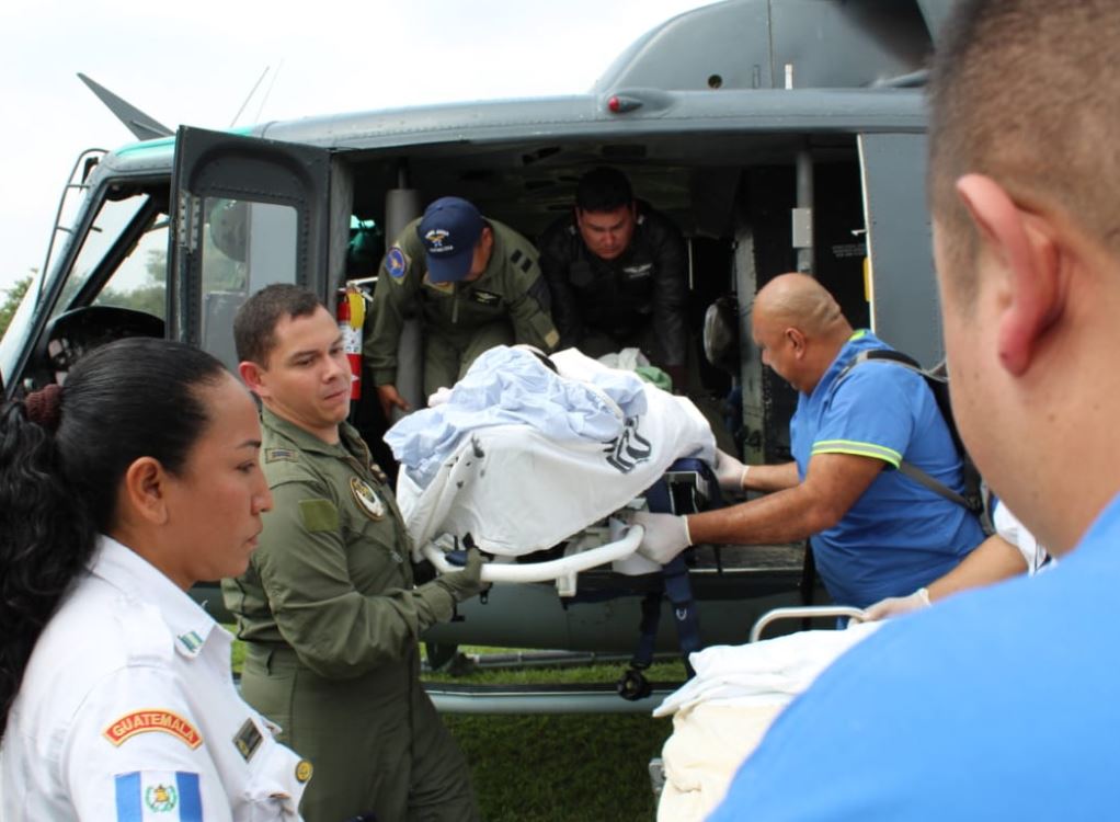 Gladys Tellez fue trasladada vía aérea desde Petén hacia el Hospital Regional de Escuintla. (Foto Prensa Libre: Ejército de Guatemala).   