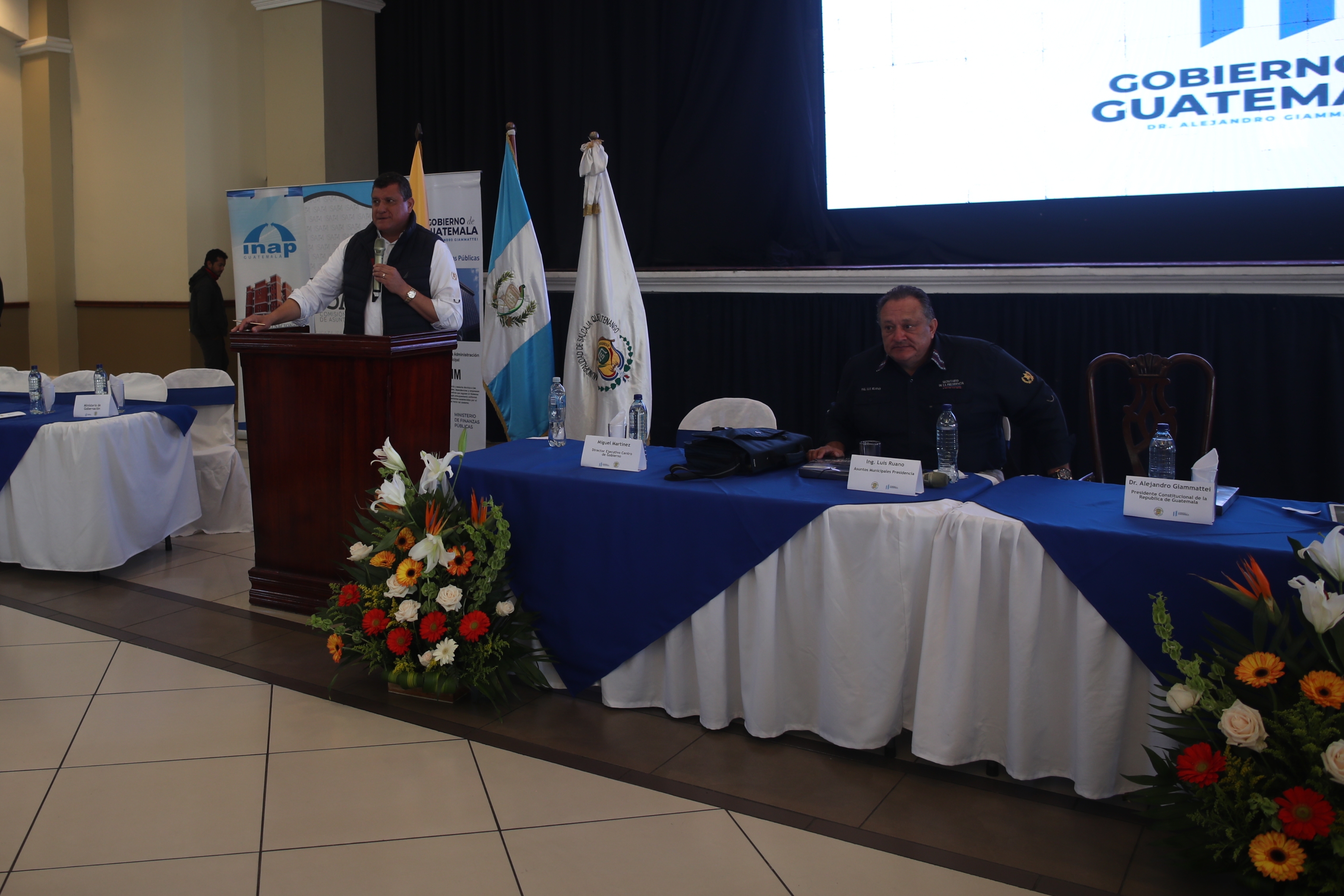 El vicepresidente Guillermo Castillo aseguró a los empleados municipales y alcaldes que ayudarán a las comunas para que sean eficientes. (Foto Prensa Libre: María Longo) 