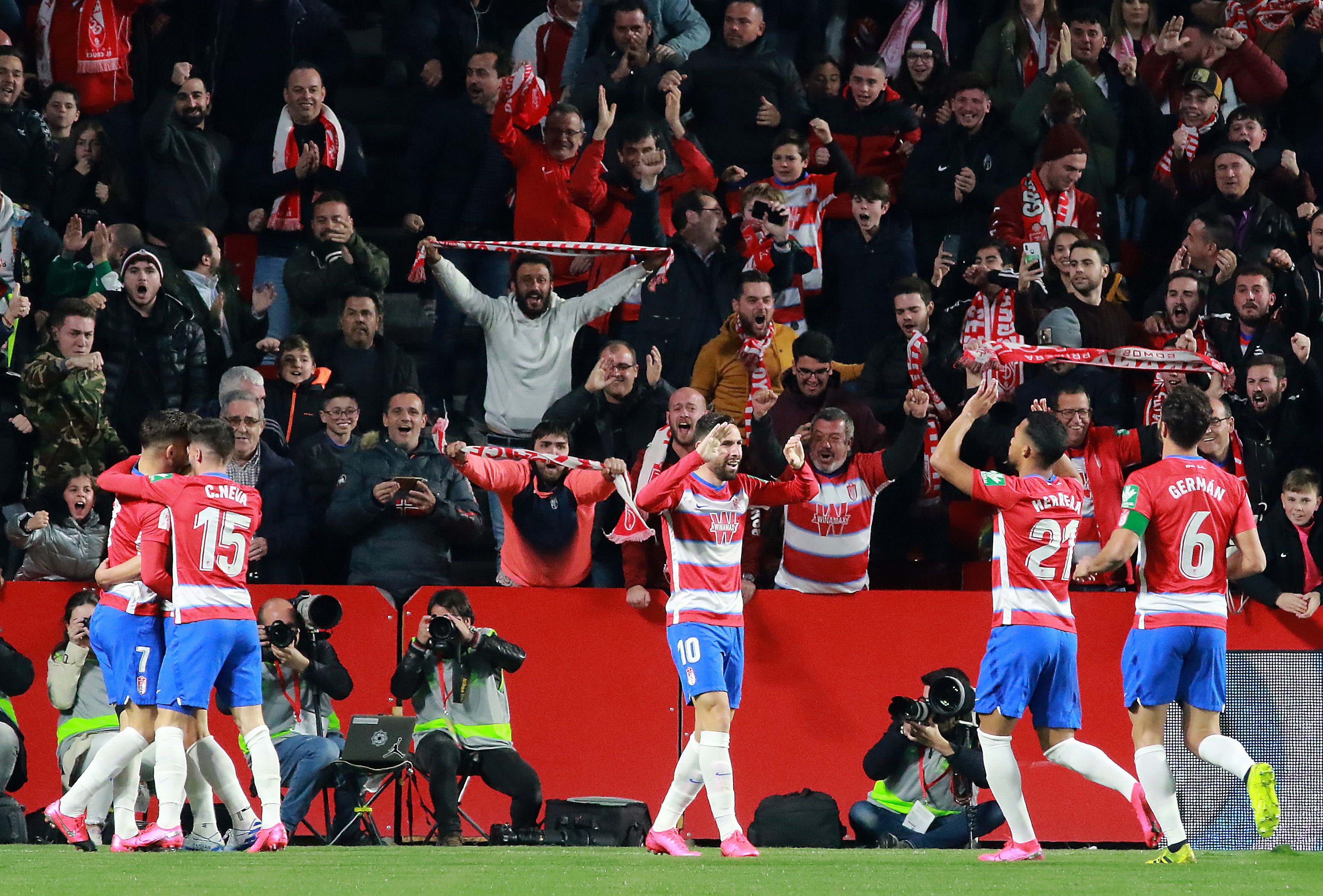 Los jugadores del Granada celebran el primer gol del equipo granadino durante el encuentro correspondiente a los cuartos de final de la Copa del Rey frente al Valencia. (Foto Prensa Libre: EFE)