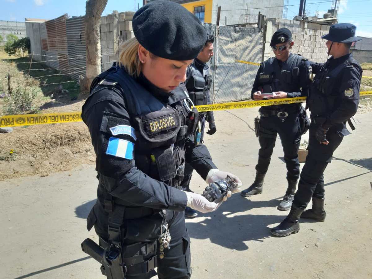 Agentes especializados acudieron al lugar para evaluar el artefacto y desactivarlo. (Foto Prensa Libre: cortesía) 
