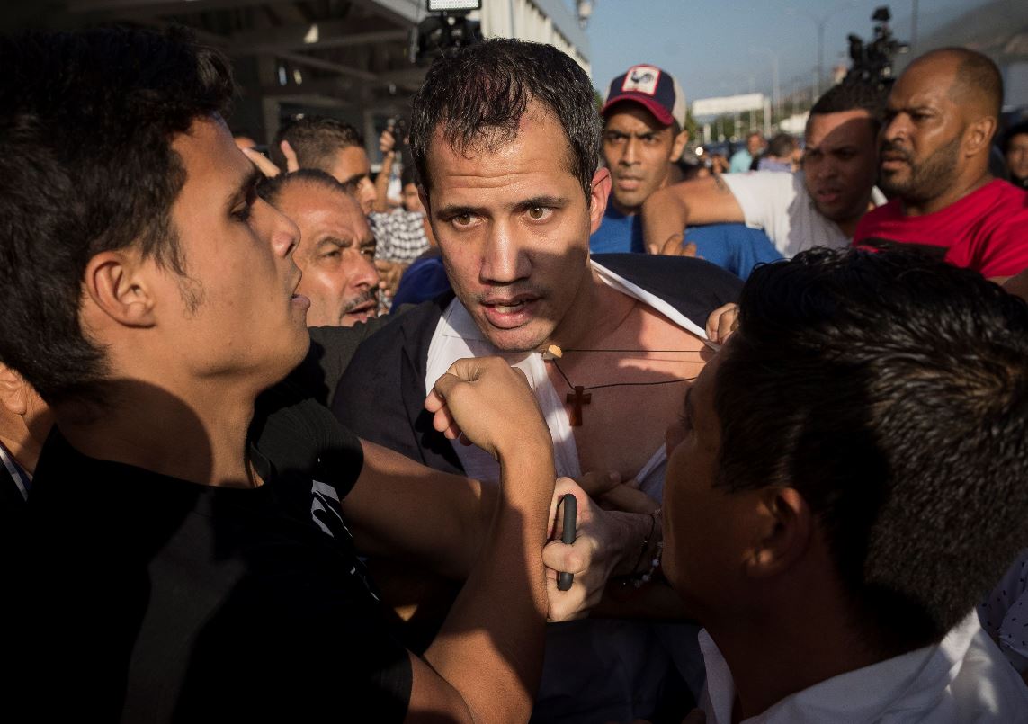 Guaidó volvió a Venezuela en medio de agresiones y anunciando nueva ofensiva contra Maduro