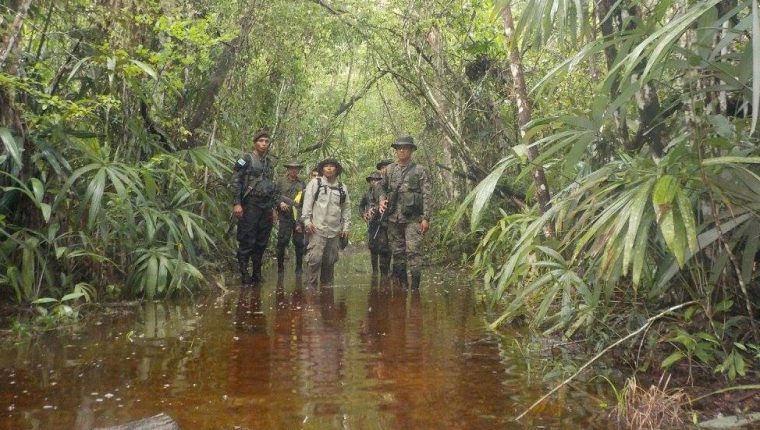 Integrantes del grupo Génesis durante un operativo de vigilancia en la Reserva de la Biosfera Maya. (Foto Prensa Libre: Cortesía)
