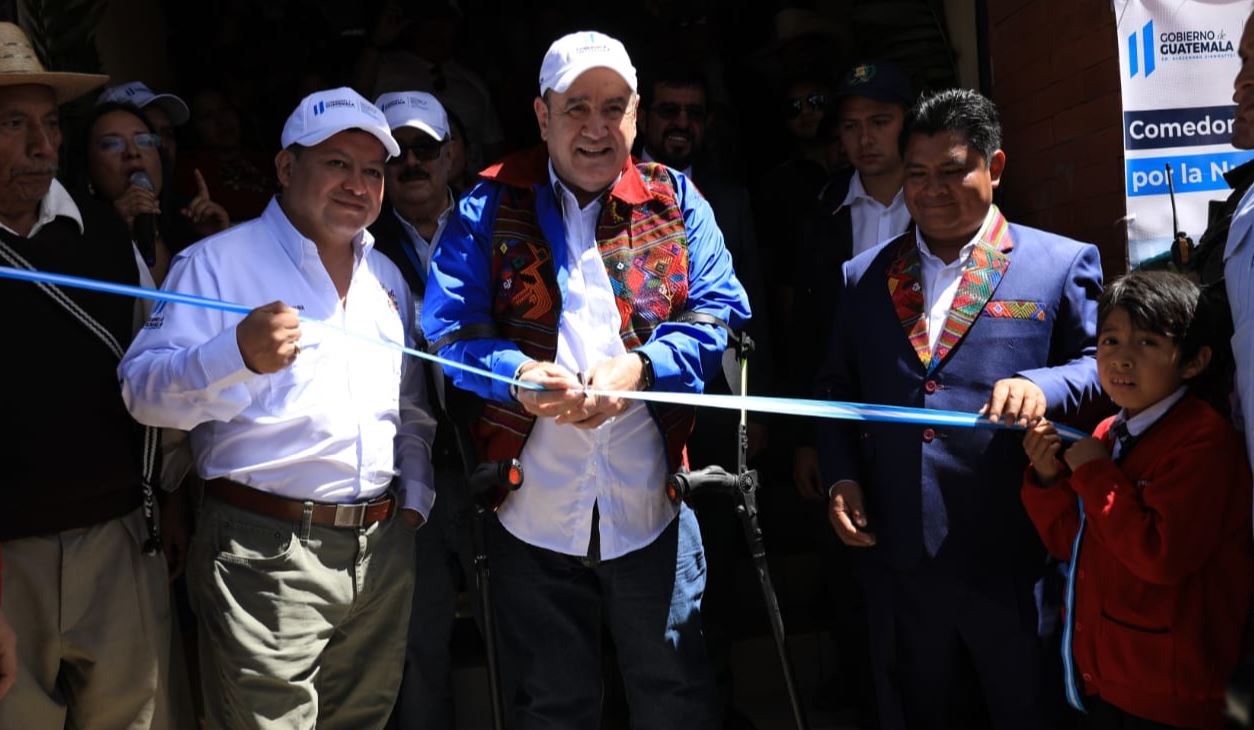 El presidente Alejandro Giammattei inaugura el primer Comedor por la Nutrición en Suigüilá, Quetzaltenango. (Foto Prensa Libre: AGN)