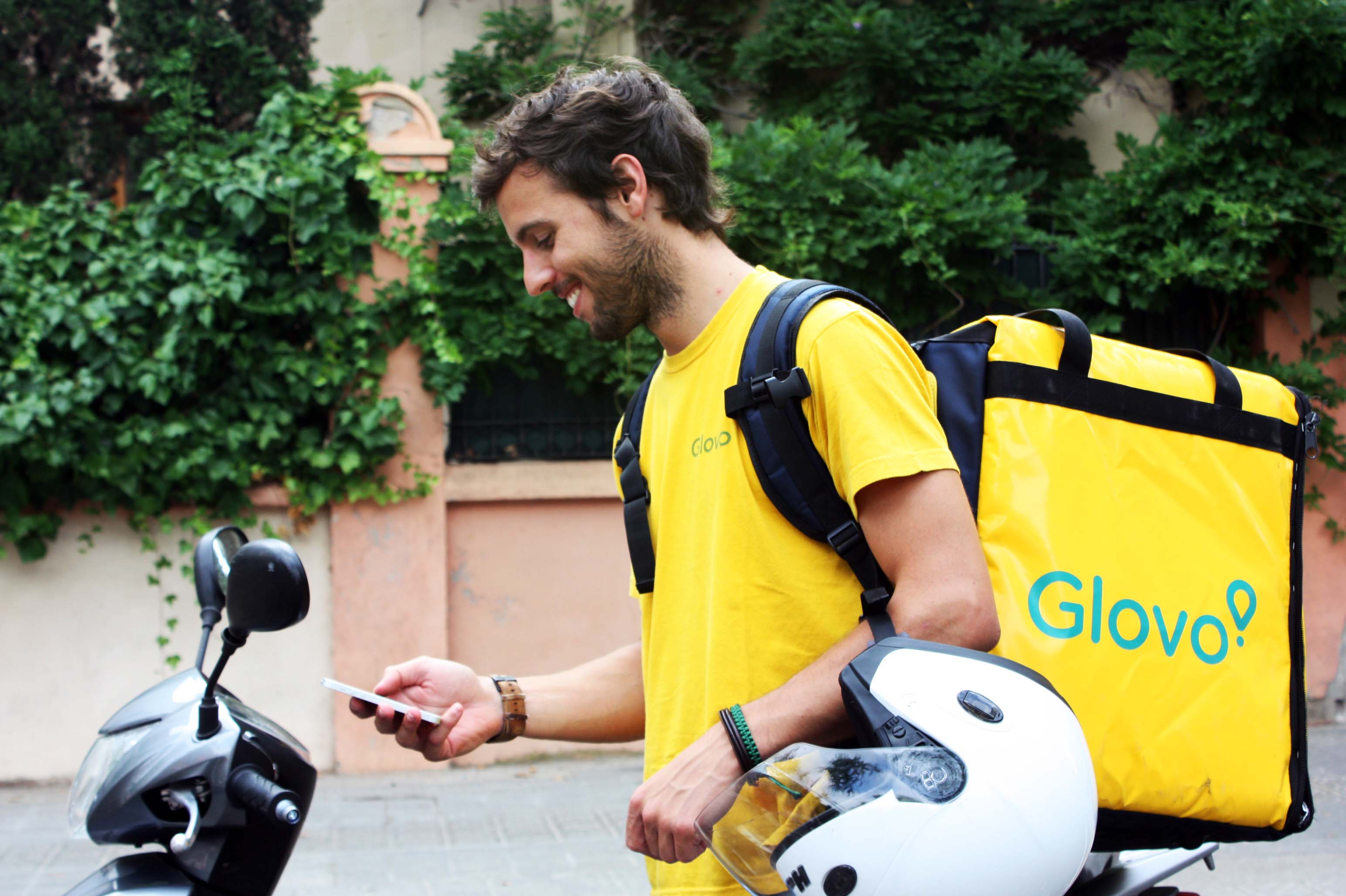 Un repartidor de Glovo utiliza la aplicación por 102 horas al mes y logra entregar 129 órdenes. (Foto Prensa Libre: cortesía Glovo)