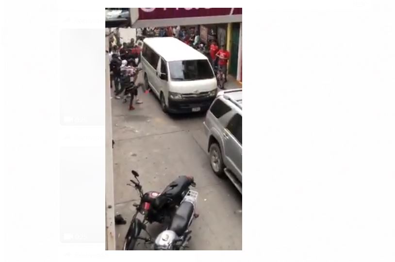 Supuestos estudiantes dañan automóviles que circulan por una de las calles de Huehuetenango. (Foto Prensa Libre: tomada de internet)