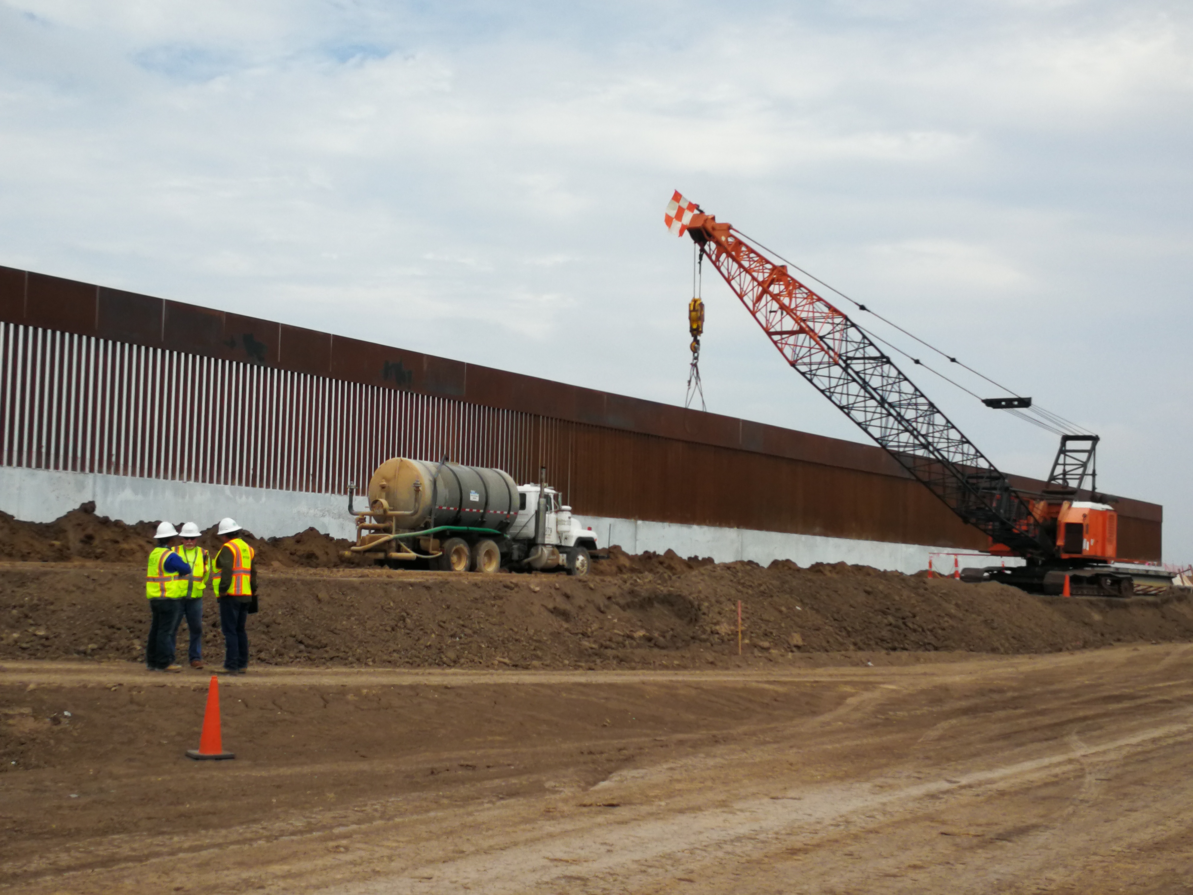 Parte de la maquinaria que se utiliza para la construcción del muro fronterizo que dividirá EE. UU. y México en una localidad de McAllen, Texas. (Foto Prensa Libre: Sergio Morales)