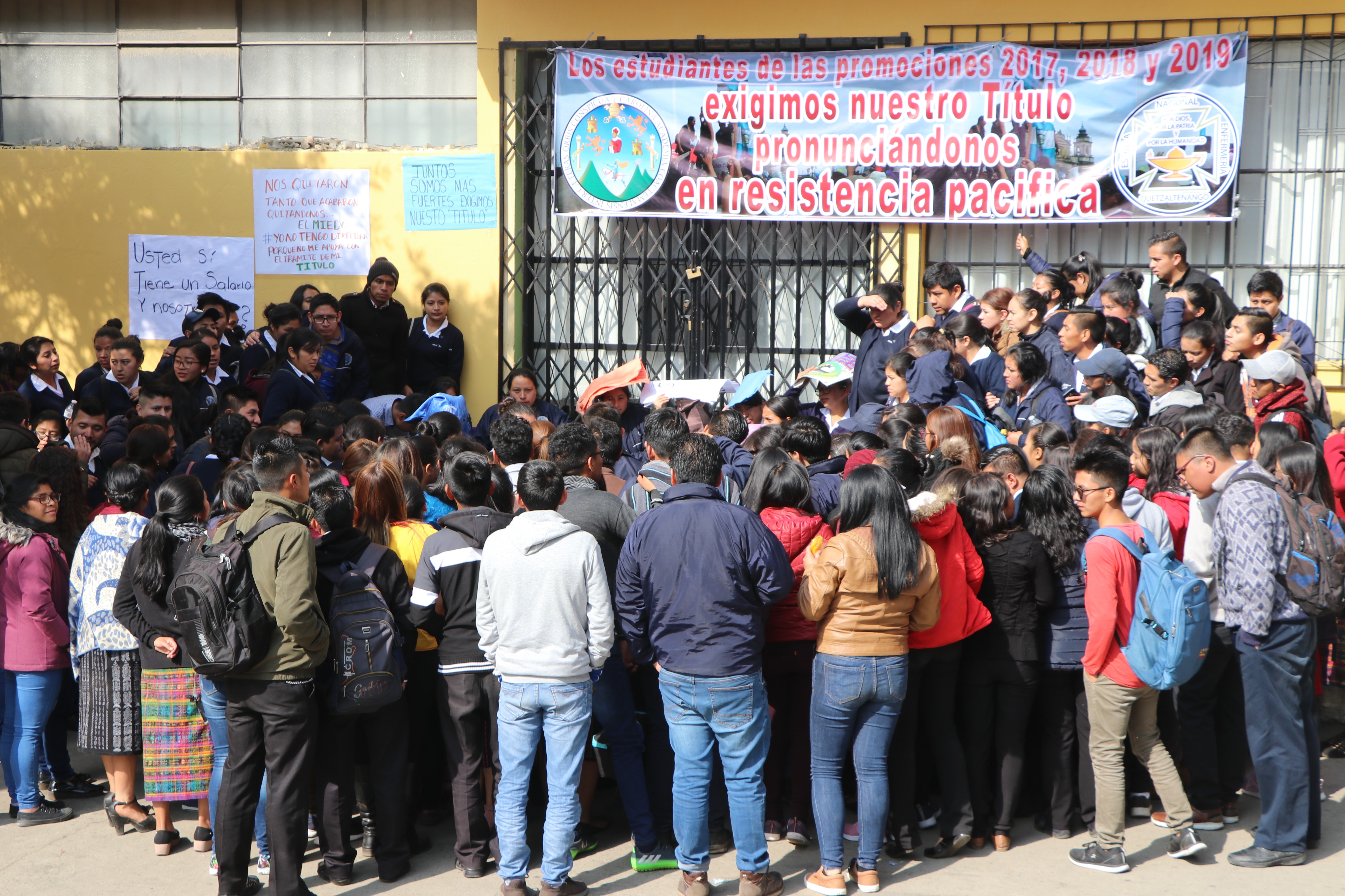 Desde el lunes 27 de enero los alumnos tomaron las instalaciones de la Escuela Nacional de Enfermería de Occidente. (Foto Prensa Libre: Raúl Juárez)