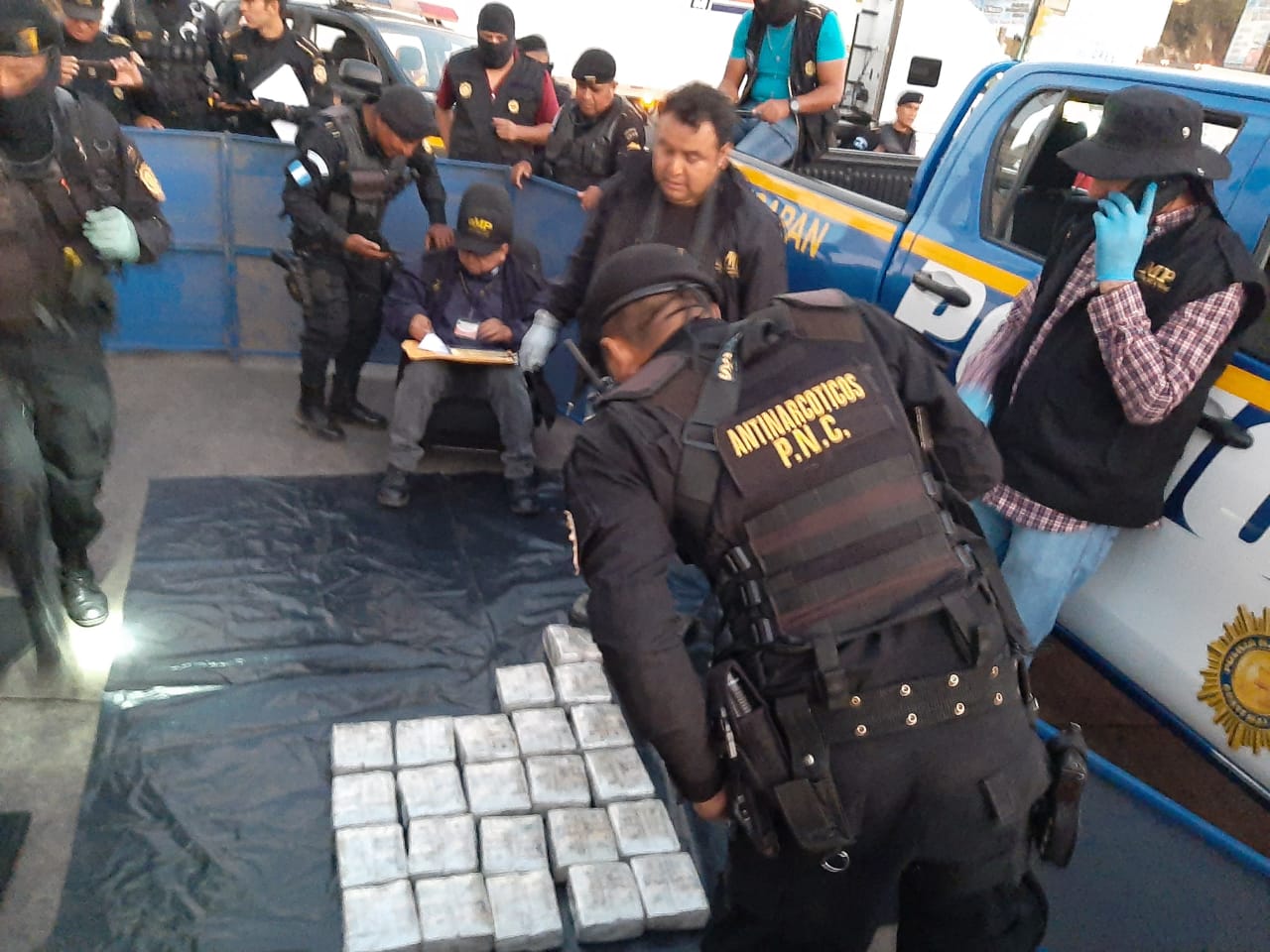 En Cuatro Caminos, Totonicapán, un vehículo fue inspeccionado dos veces para encontrar más de 80 paquetes de dólares. (Foto Prensa Libre: PNC)