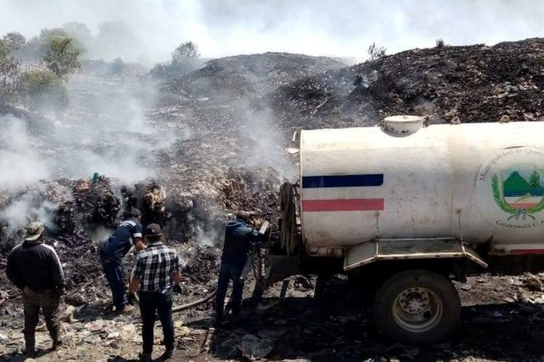 Empleados municipales ayudan a sofocar el incendio en el botadero municipal. (Foto Prensa Libre: cortesía) 