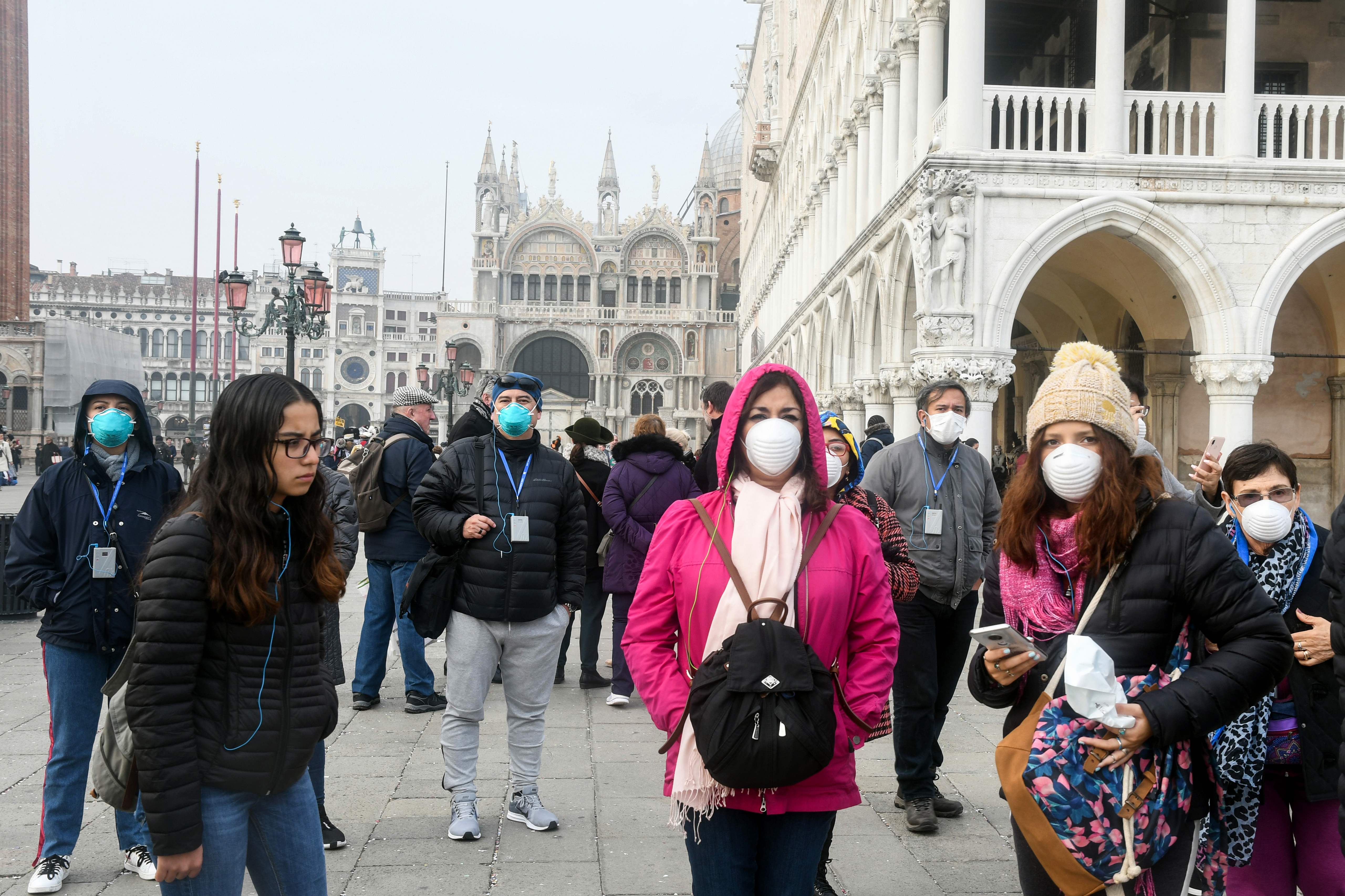 Происходившими в европе в конце. Коронавирус люди в масках Европа. Европа люди. Италия люди в масках. Люди на улицах Европы.