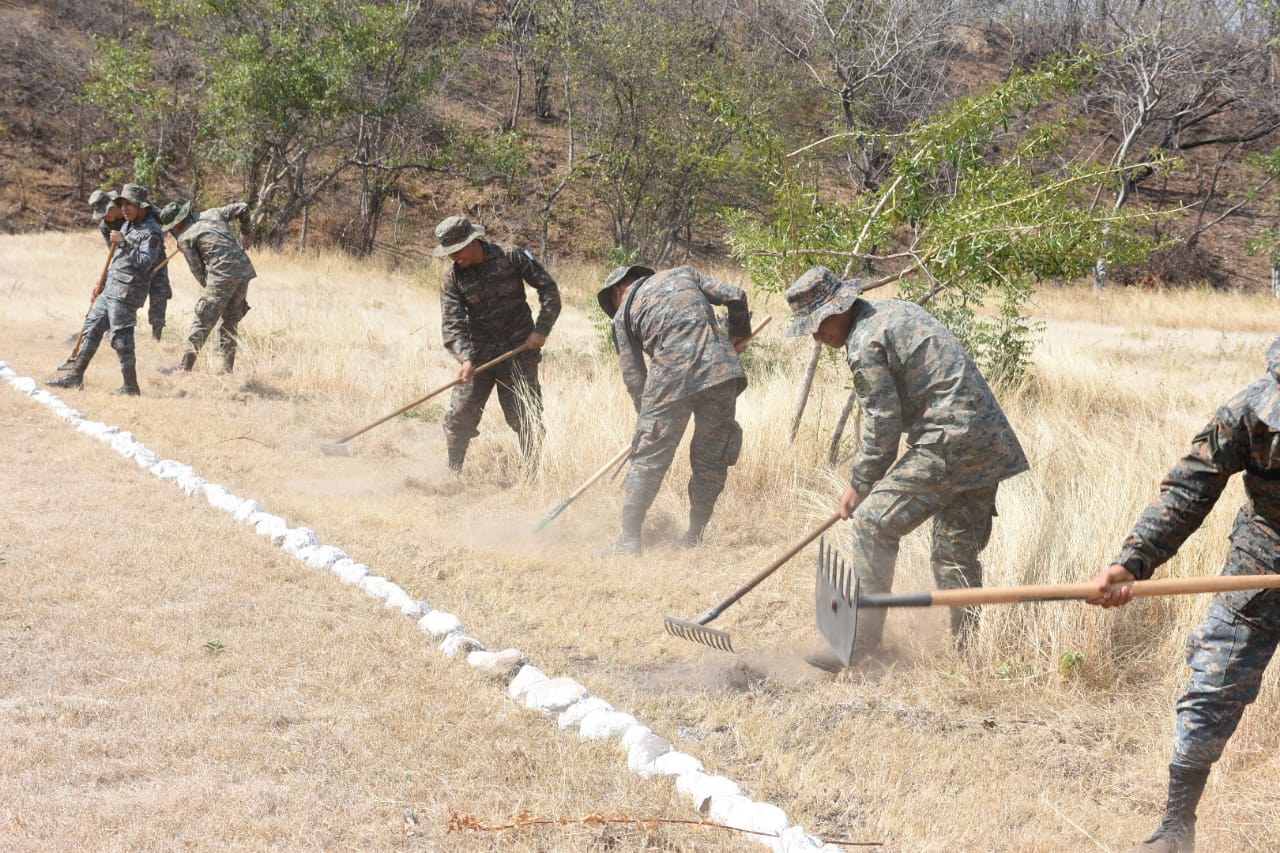 Soldados participan en práctica de control de incendios forestales en la Brigada de Infantería Capitán General Rafael Carrera de Zacapa. (Foto Prensa Libre: Wilder López)