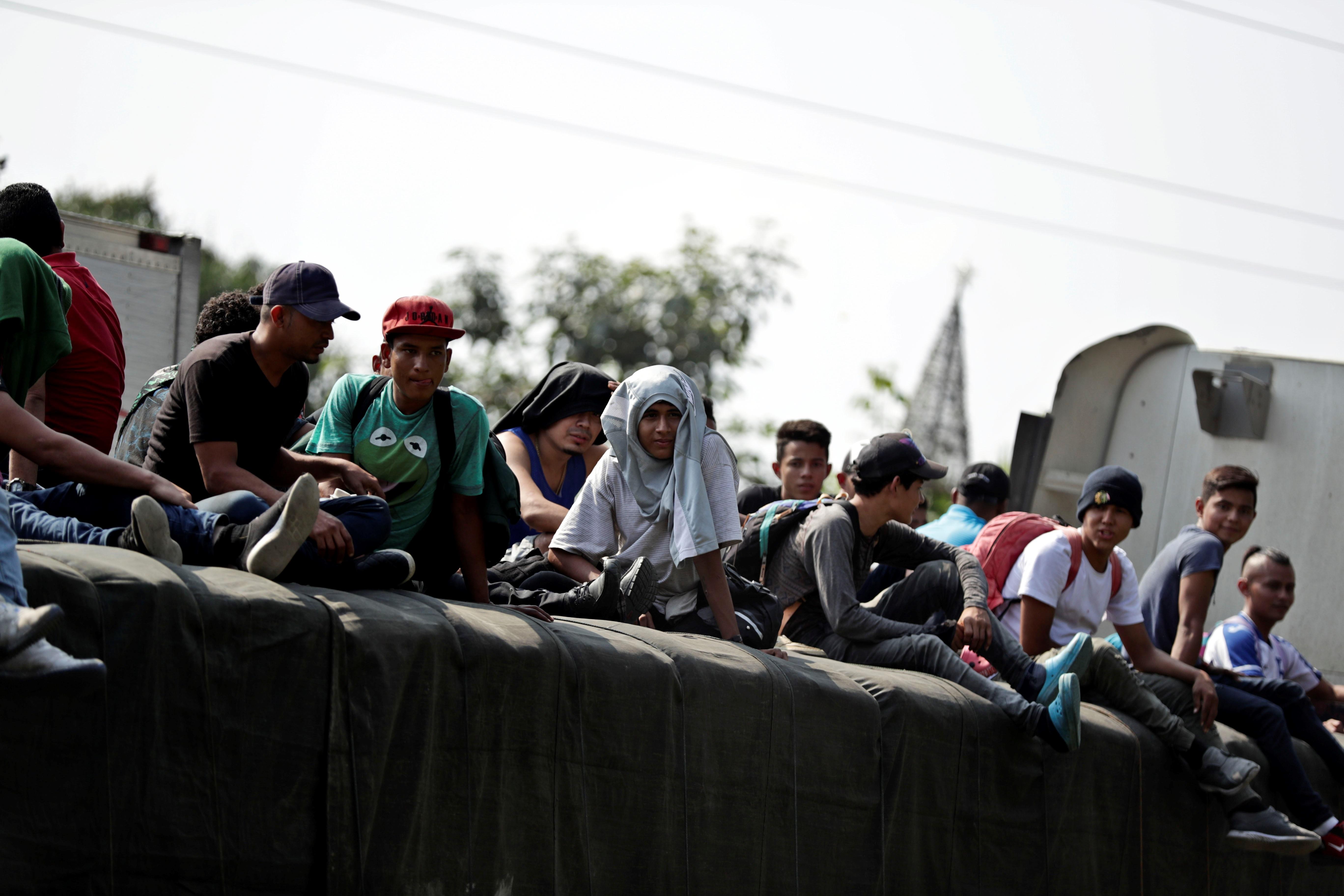 Más de un centenar de hondureños salieron en una de las  caravanas de 2018 hacia Estados Unidos. (Foto Prensa Libre: EFE)