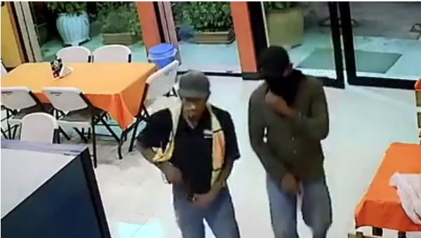 Dos hombres tomaron por asalto un restaurante en Morales, Izabal, y ahora son buscados por la Policía. (Foto Prensa Libre:)