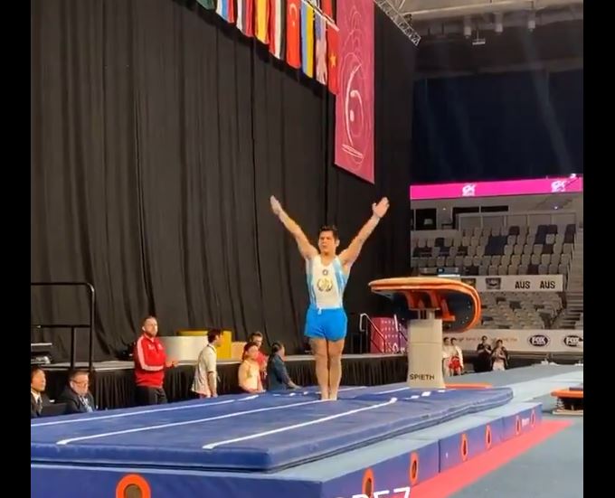 El atleta guatemalteco Jorge Vega participó en la final de piso en la Copa Mundial de Gimnasia 2020 en Australia. (Foto Prensa Libre: Twitter World Cup Gymnastics)