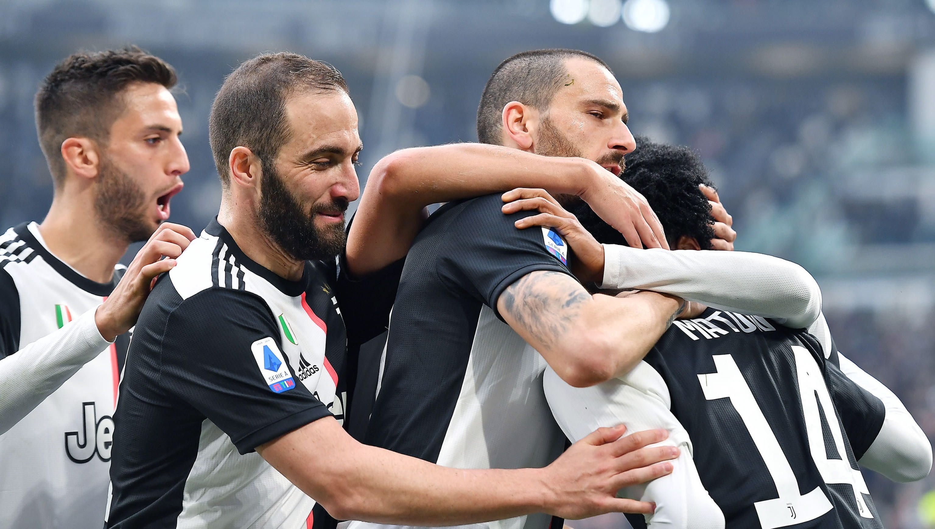 Los jugadores de la Juventus celebran el triunfo frente al Brescia. (Foto Prensa Libre: EFE)