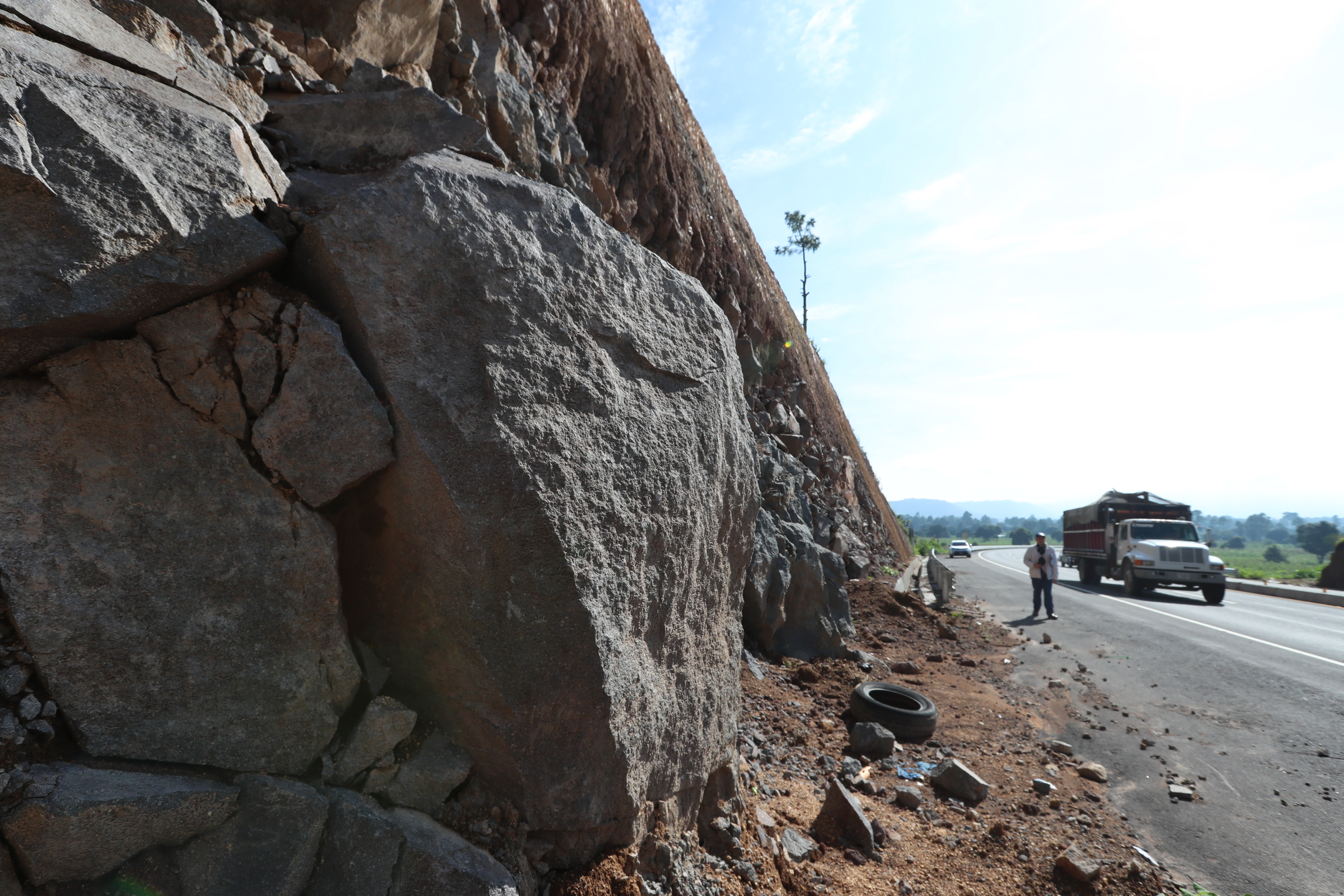 El desprendimiento de rocas es una de las preocupaciones de quienes transitan por el Libramiento de Chimaltenango. (Foto Prensa Libre: César Pérez)