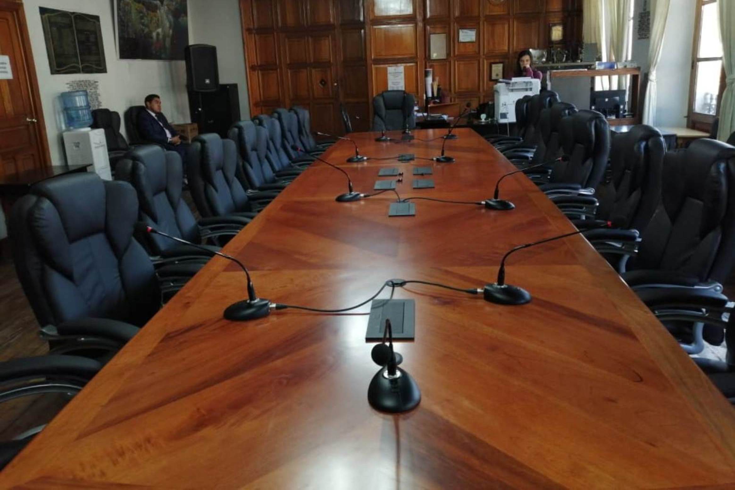 La Municipalidad de Quetzaltenango gastó Q89 mil 805 en la nueva mesa y sillas para el Concejo. (Foto Prensa Libre: María Longo) 