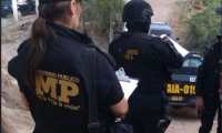 Investigadores del MP efectúan allanamientos para capturar a personas señaladas de estafa. (Foto Prensa Libre: MP).