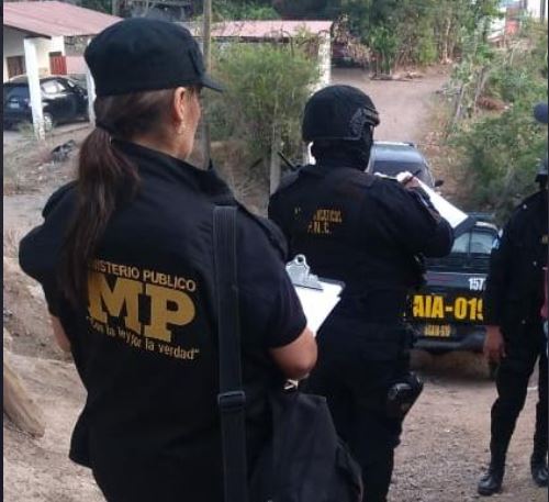 Investigadores del MP efectúan allanamientos para capturar a personas señaladas de estafa. (Foto Prensa Libre: MP). 