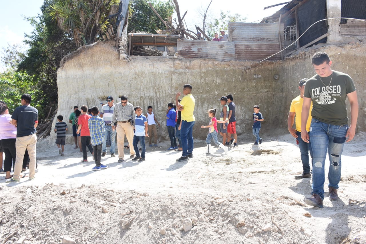 Vecinos del barrio Los Currumiches, Estanzuela, Zacapa, aseguran que localizaron los fósiles de un mamut. (Foto Prensa Libre: Wilder López)
